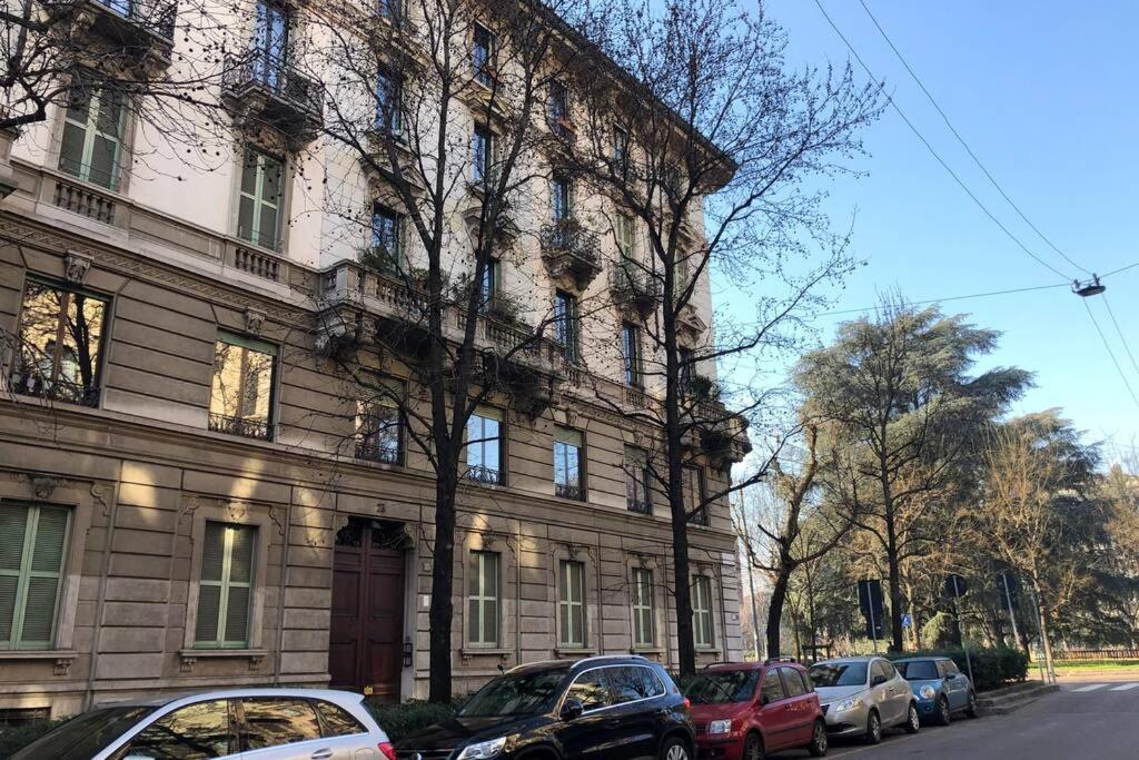 Casa Alberto Da Giussano, Elegante Bilocale In Centro Con Balcone Sul Parco Milan Exterior photo